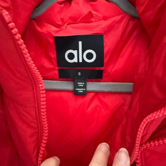 Alo Yoga Glacier Puffer jacket in Bold Red - Picture 7 of 10
